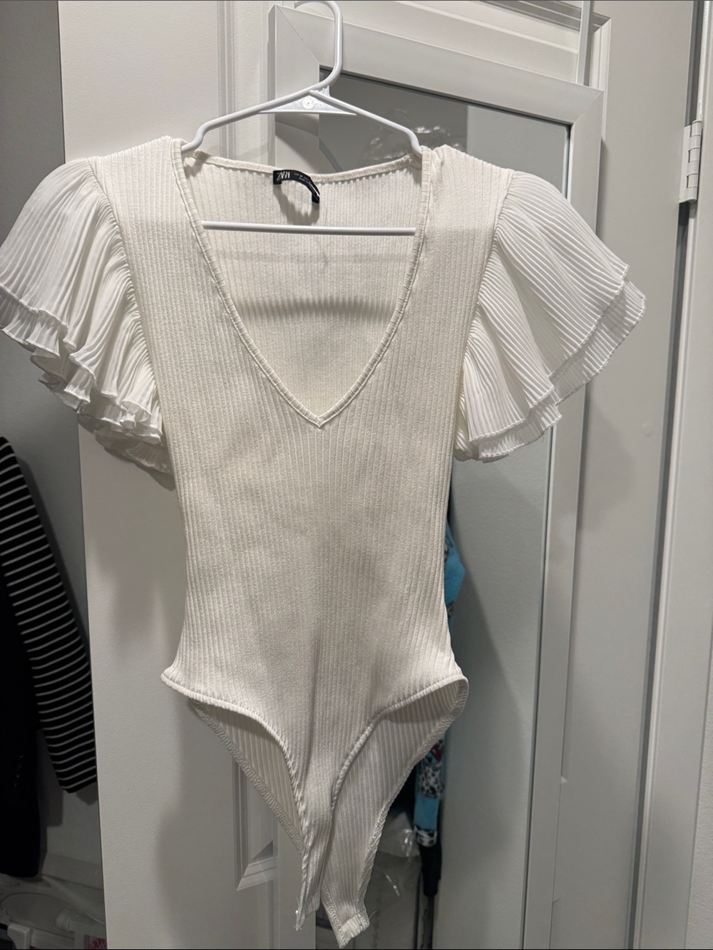 Zara White Ribbed V-Neck Bodysuit with Pleated Flutter Sleeves